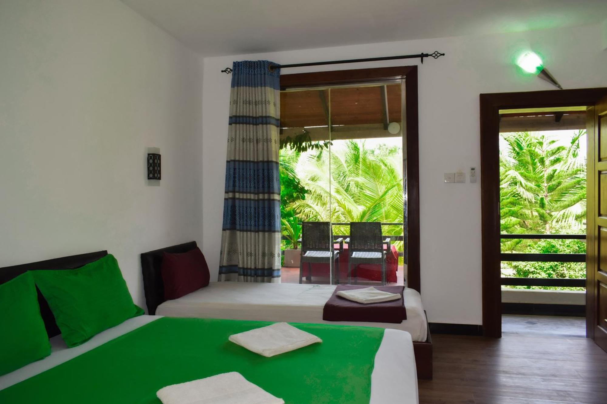 Hotel Green Garden Тринкомали Экстерьер фото