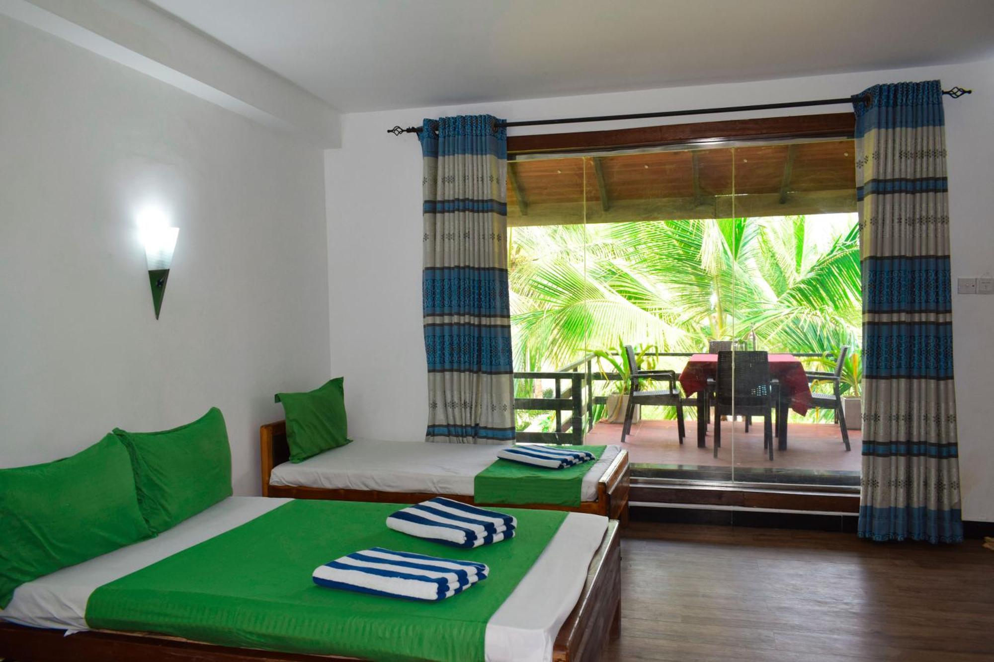 Hotel Green Garden Тринкомали Экстерьер фото